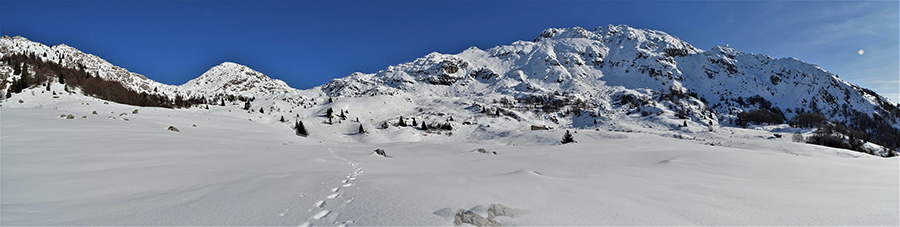 Dalla Baita Sura (1568 m) con vista in Cima Croce a sx e Cima Alben a dx salendo sulla traccia del sent. 502 verso il Passo 'La Forca' (1848 m)